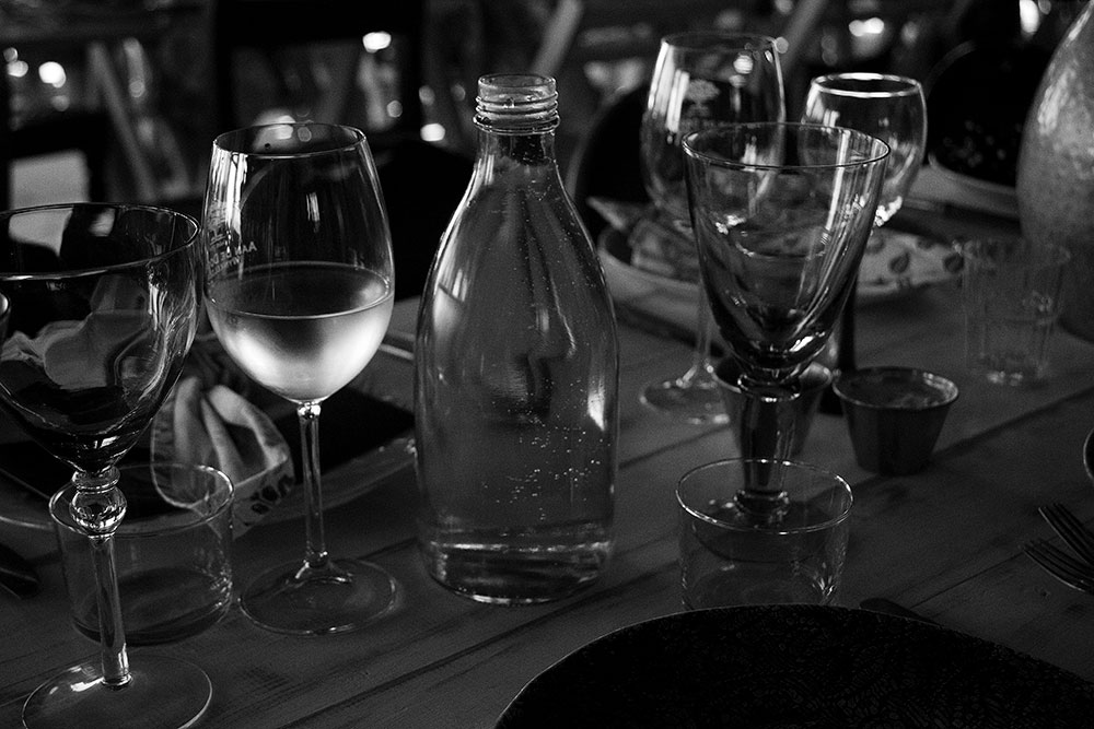 Langtafel op die Duin light in your glass black and white
